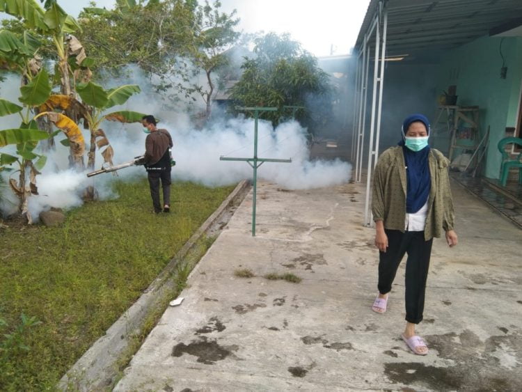 Puskesmas Kotaagung Bersama Pemerintahan Pekon Kota Batu Melakukan Fogging untuk Cegah Penyebaran DBD