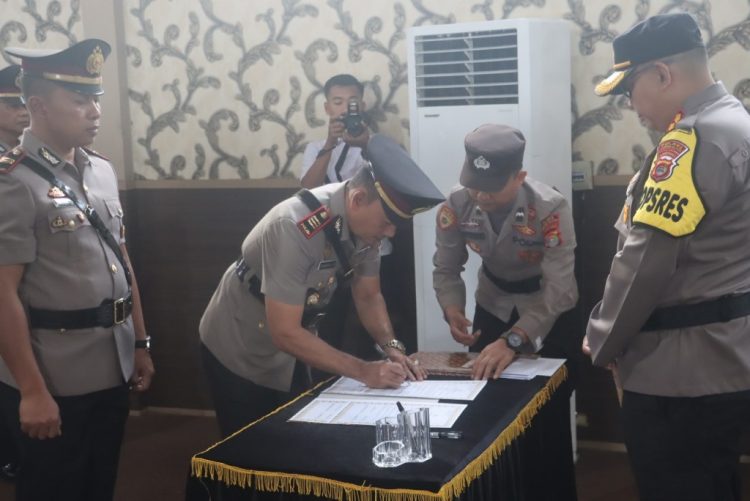 Upacara Serah Terima Jabatan Kasat dan Kapolsek di Polres Lampung Selatan: Suksesi dan Penghargaan