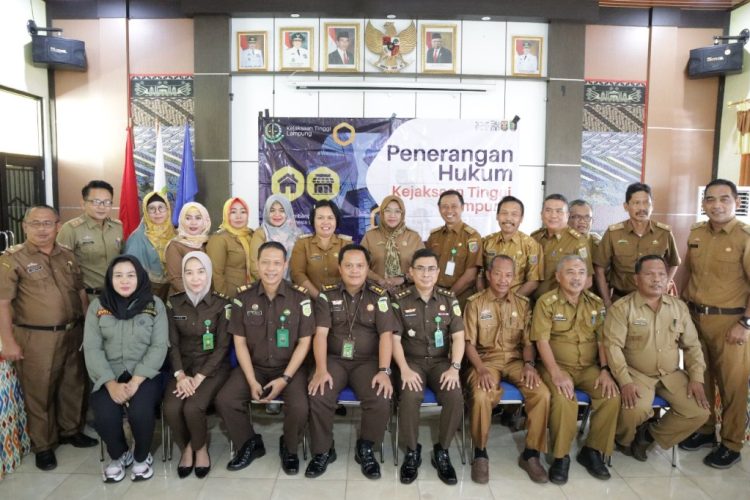 Jaksa Kejati Lampung Sosialisasikan Hukum Antikorupsi kepada MKKS SMA Lampung Timur