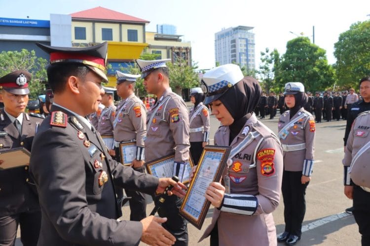 Di Hari Sumpah Pemuda, 17 Personel Polresta Bandar Lampung Terima Penghargaan dari Kapolresta