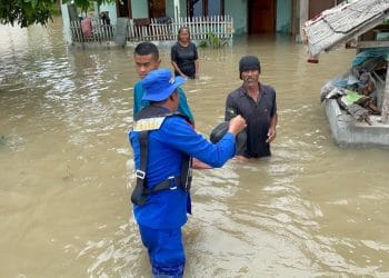 Polairud Polda Lampung dan Polres Lampung Selatan Evakuasi Warga Terdampak Banjir