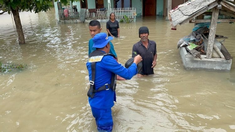 Polairud Polda Lampung dan Polres Lampung Selatan Evakuasi Warga Terdampak Banjir