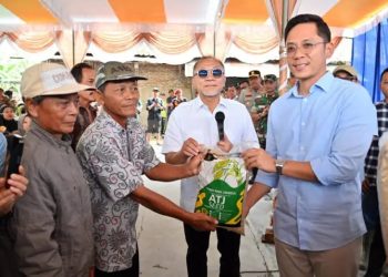 Zulkifli Hasan Salurkan Bantuan untuk Korban Banjir di Lampung Selatan