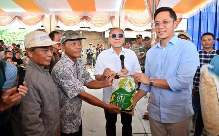 Zulkifli Hasan Salurkan Bantuan untuk Korban Banjir di Lampung Selatan