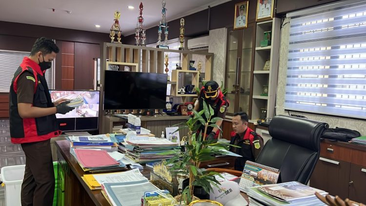 Tim Penyidik Kejaksaan Negeri Pringsewu Lakukan Penggeledahan di Dua Lokasi Terkait Kasus Korupsi Dana Hibah LPTQ