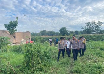 Kapolres Lampung Selatan Salurkan Bantuan untuk Janda Korban Angin Kencang di Jati Agung