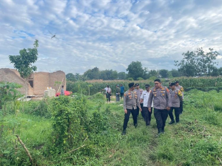 Kapolres Lampung Selatan Salurkan Bantuan untuk Janda Korban Angin Kencang di Jati Agung