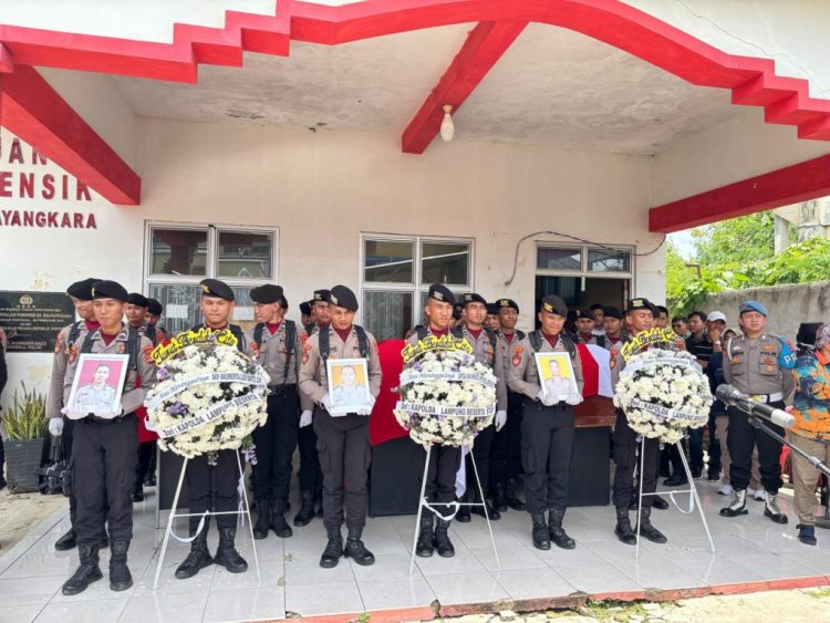 Polri Anugerahi Kenaikan Pangkat Anumerta untuk Tiga Anggota Polda Lampung yang Gugur
