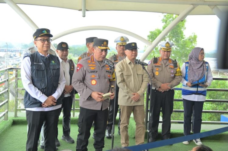 Kapolri Tinjau Arus Balik Lebaran di Tol Cikampek, Skema One Way Nasional Efektif Kurangi Kepadatan