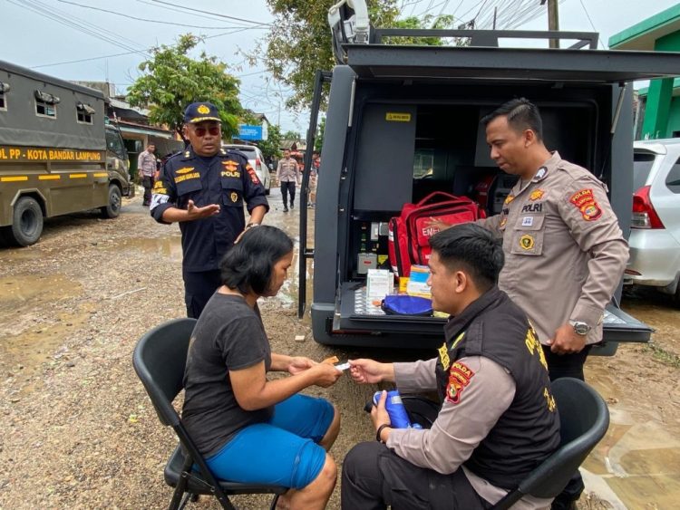 Cepat Tanggap, Biddokkes Polda Lampung Dirikan Posko Medis di Panjang untuk Korban Banjir