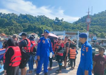 Sat Polairud Polres Pesawaran Gencarkan Edukasi Keselamatan Laut di Dermaga Ketapang