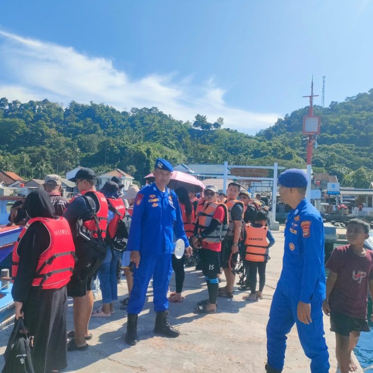 Sat Polairud Polres Pesawaran Gencarkan Edukasi Keselamatan Laut di Dermaga Ketapang