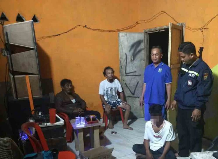 Bhabinkamtibmas Bersama Warga Amankan Pelaku Pencurian di Desa Agom