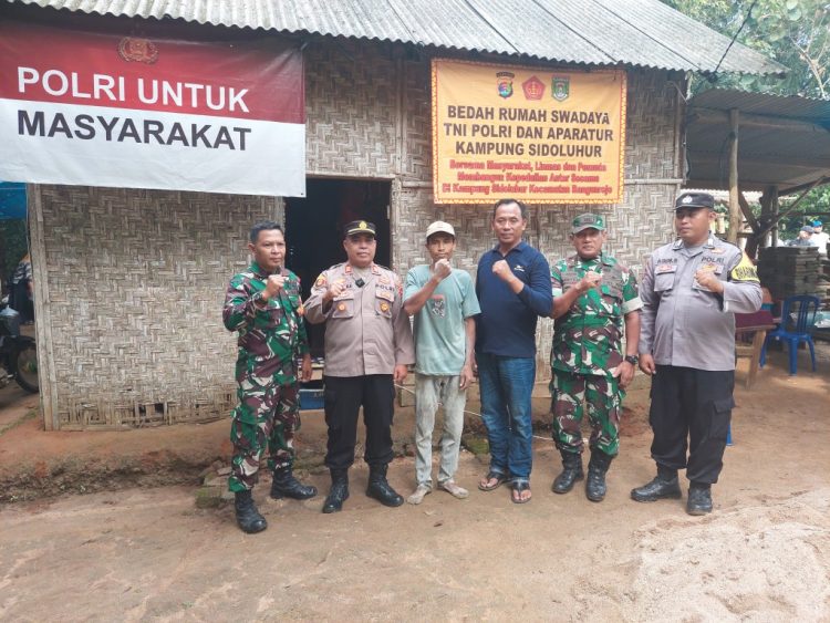 TNI-Polri Bersama Warga Bangun Rumah Layak Huni untuk Keluarga Buruh di Sidoluhur