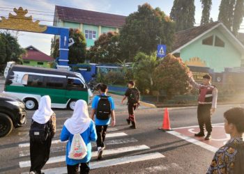 Polisi Tertibkan Lalu Lintas Pagi di Depan Sekolah, Wujud Kepedulian Polres Pesawaran pada Keselamatan Pelajar
