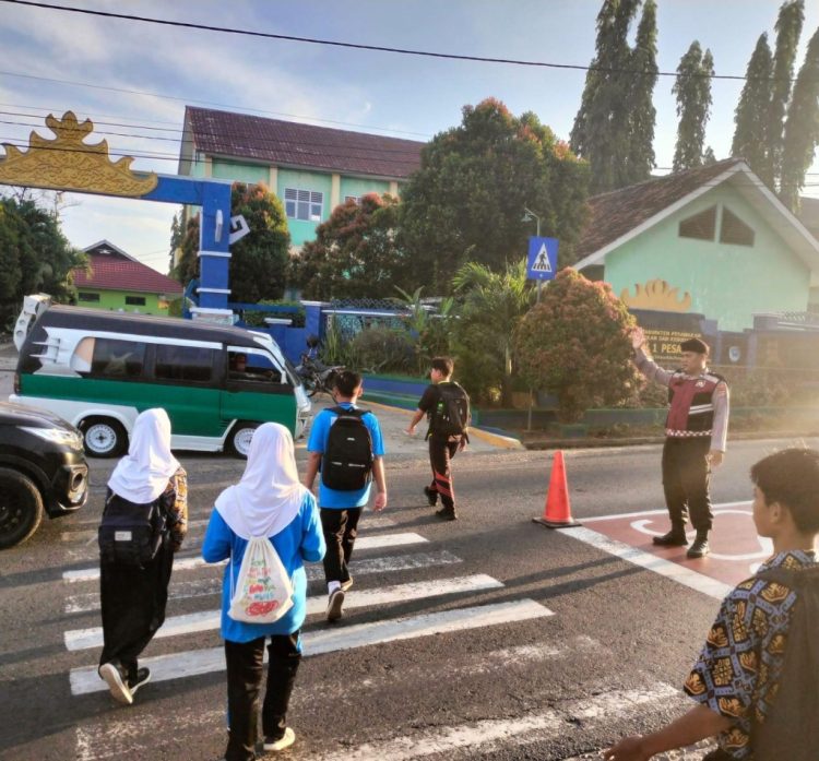 Polisi Tertibkan Lalu Lintas Pagi di Depan Sekolah, Wujud Kepedulian Polres Pesawaran pada Keselamatan Pelajar