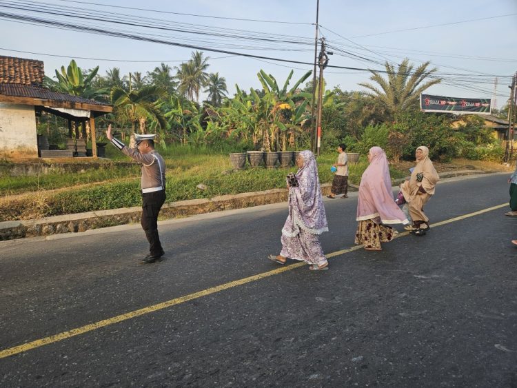 Satlantas Polres Pesawaran Kawal Kelancaran Sholat Idul Adha di Jalinbar