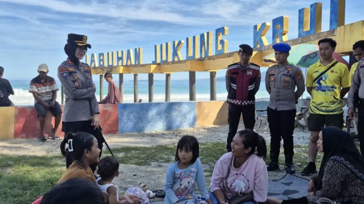 Sambut Krui Pro 2025, Polres Pesisir Barat Hadirkan Polisi Turis Multibahasa yang Siap Layani Wisatawan