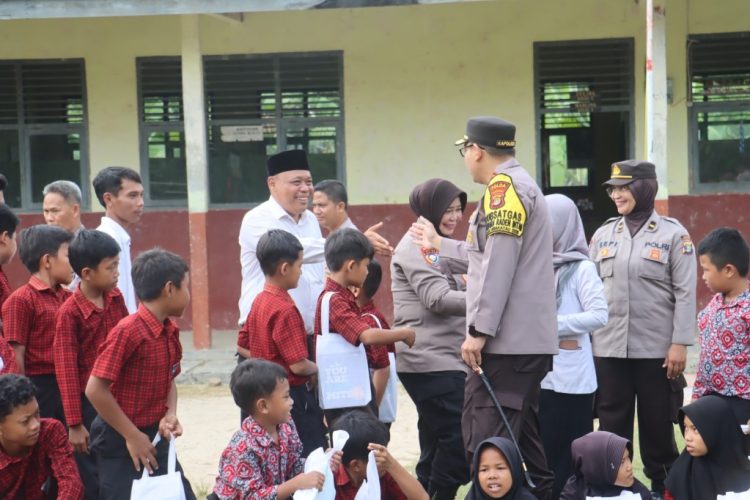 Polri Hadirkan Semangat Belajar di Pelosok Gunung Botol