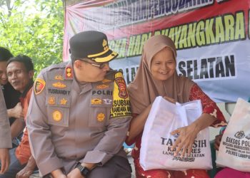 Peduli Lansia, Kapolres Lampung Selatan Sambangi Dusun Laban Sunda Beri Bingkisan dan Layanan Kesehatan