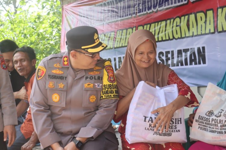 Peduli Lansia, Kapolres Lampung Selatan Sambangi Dusun Laban Sunda Beri Bingkisan dan Layanan Kesehatan