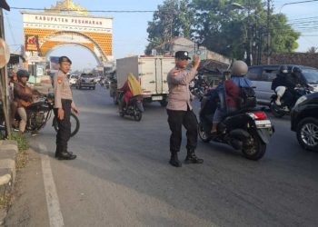 Polsek Gedong Tataan Hadir Pagi-Pagi Kawal Arus Lalin di Titik Rawan Jalinbar Pesawaran