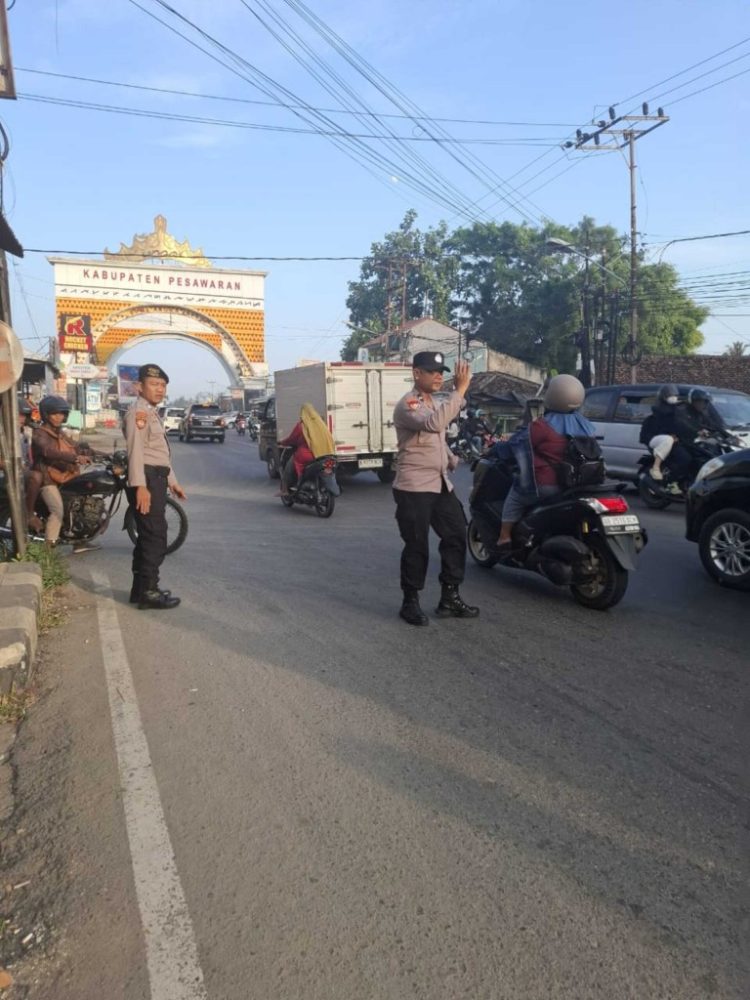 Polsek Gedong Tataan Hadir Pagi-Pagi Kawal Arus Lalin di Titik Rawan Jalinbar Pesawaran