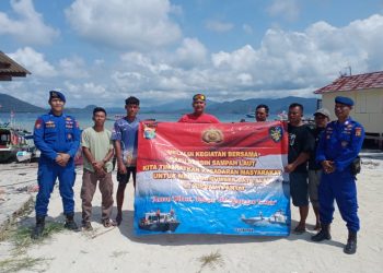 Sat Polairud Pesawaran dan Warga Kolaborasi Bersihkan Pantai Batu Menyan