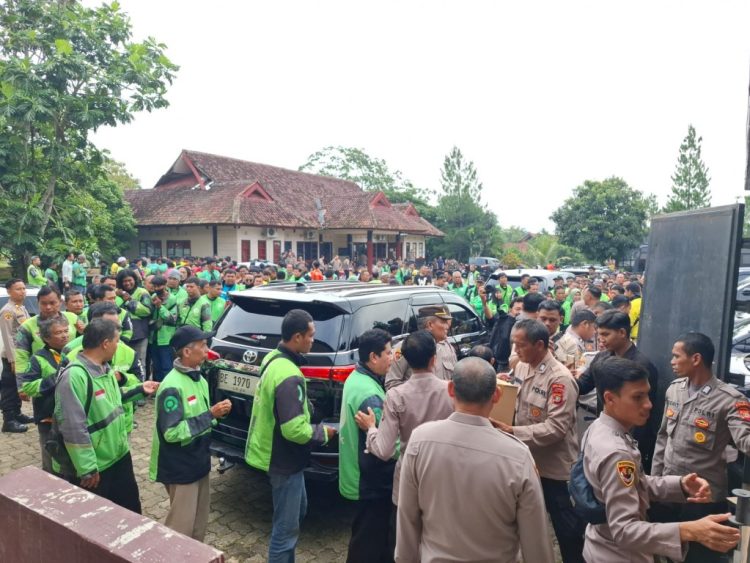 Hari Bhayangkara ke-79, Polda Lampung Bagikan 300 Paket Sembako untuk Driver Ojol: “Kami Tak Lagi Sendiri di Jalan”