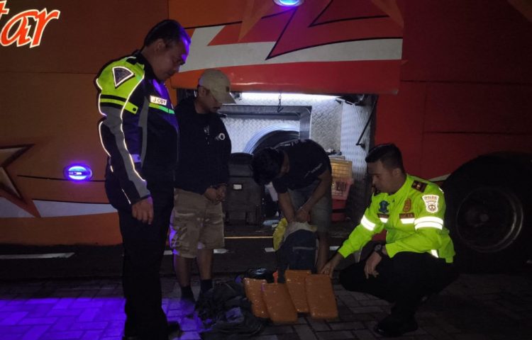 PJR Polda Lampung Gagalkan Penyelundupan 4 Kg Ganja di Jalur Tol Bakter