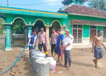 Polsek Semaka dan PDAM Way Agung Salurkan Air Bersih untuk Warga Terdampak Banjir
