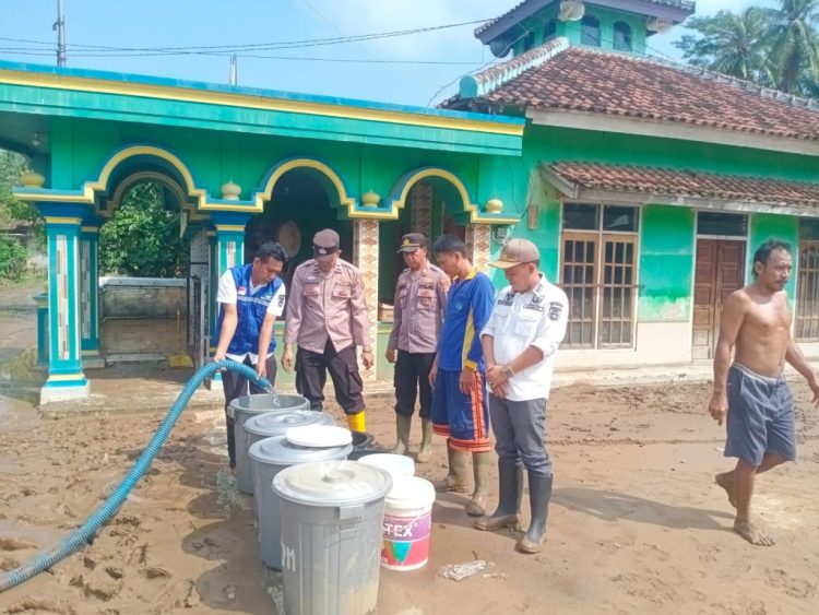 Polsek Semaka dan PDAM Way Agung Salurkan Air Bersih untuk Warga Terdampak Banjir