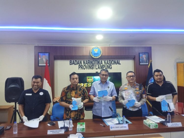 BNNP Lampung Bekuk Kurir Narkoba Jaringan Aceh, 2 Kg Sabu Disita di Gerbang Tol Natar