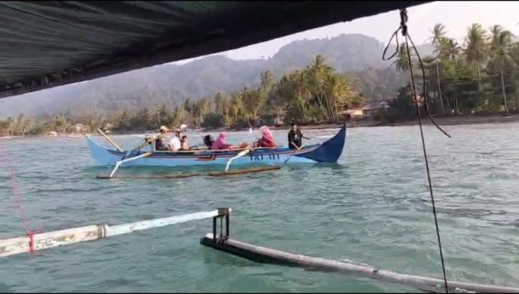Polsek Pematang Sawa Sigap Selamatkan Perahu Mogok di Laut, Pasien Lanjut Usia Aman