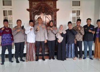 Polres Metro Perkuat Sinergi dengan Ponpes Roudlatul Qur’an dan Salurkan Bantuan Sosial untuk Driver Ojol dan Warga Kurang Mampu