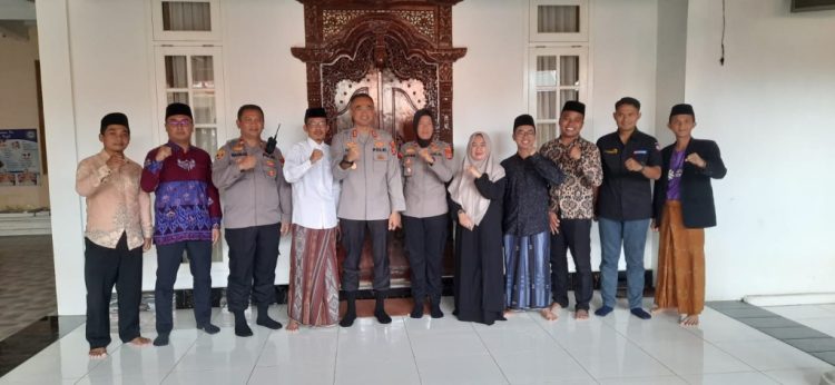 Polres Metro Perkuat Sinergi dengan Ponpes Roudlatul Qur’an dan Salurkan Bantuan Sosial untuk Driver Ojol dan Warga Kurang Mampu