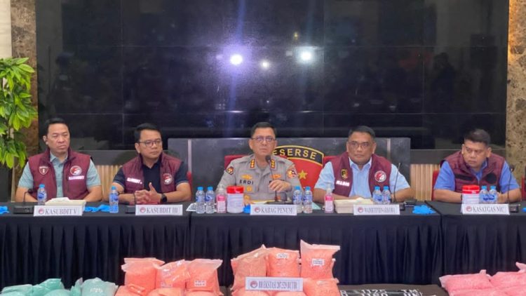 Pengungkapan Besar-Besaran! Bareskrim Polri Tangkap MR Pemilik Ratusan Ribu Butir Ekstasi di Tol Lampung