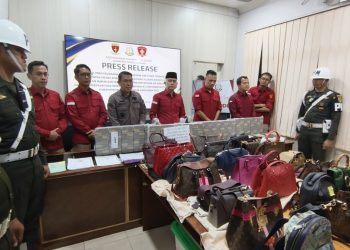 BREAKING! Kejati Lampung Bongkar Rumah Mantan Bupati Pesawaran, Barang Mewah & Kendaraan Senilai Rp45 Miliar Disita
