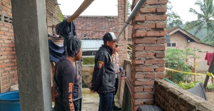 Polres Tanggamus Olah TKP Dugaan Pembunuhan Pasutri di Pugung