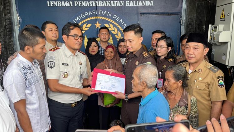 Kalapas Kalianda Serahkan Bantuan Sosial untuk Tahanan dalam Program Imipas