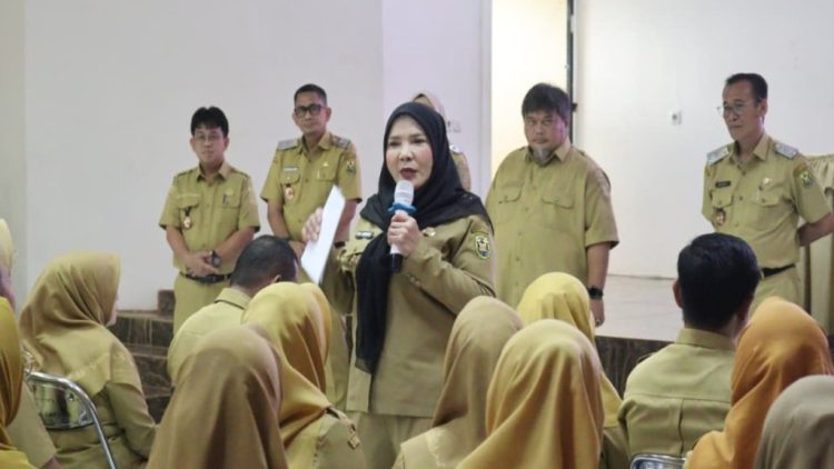 Rapat Tertutup Eva Dwiana dan Kepsek Picu Isu Bagi-Bagi Motor