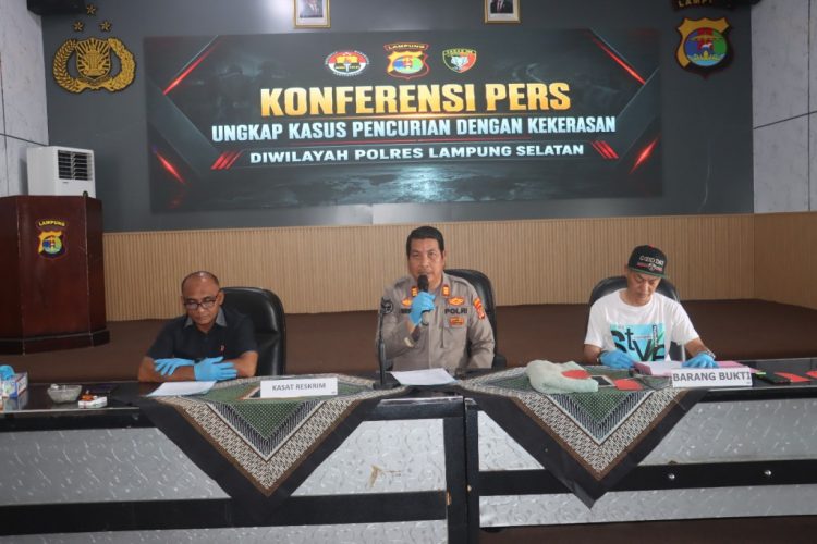 Sadis! Pelaku Masuk Lewat Jendela lalu Ancam Korban dengan Golok