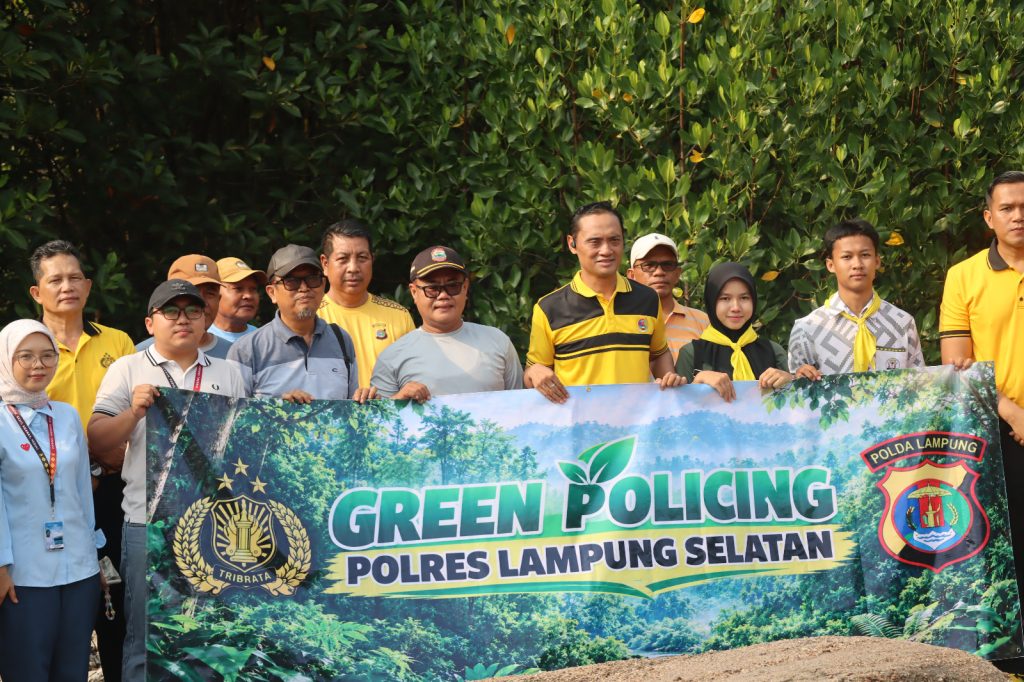 Green Policing di Batu Perahu Krakatoa, Polres Lampung Selatan Tanam Pohon dan Ajak Warga Jaga Alam